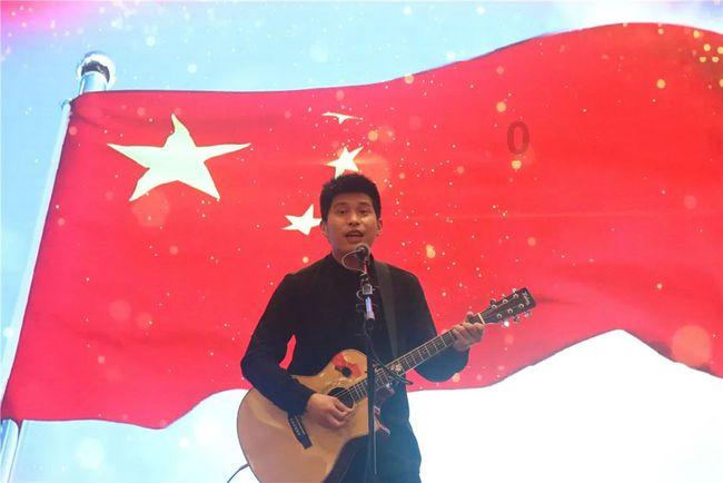 大条莽仔给莽小五演示爬树,失误瞬间把孩子坐成芝麻馅儿汤圆
